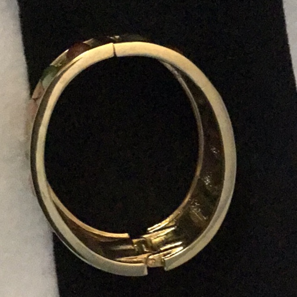 Oval spring-hinged cuff - Picture 2 of 2